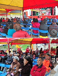 　閩劇魅力持續燃燒！繁樹閩劇團昨天一口氣在牛峰境五靈公廟前廣場帶來兩齣精彩好戲，吸引村中及外村百餘位依公、依嬤不畏寒風前往看好戲。（圖／文：曹重偉）