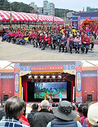 慶祝玄天上帝聖誕,來馬公演的繁樹閩劇團在介壽澳口公園為鄉親帶來最後兩齣好戲,來自東引、莒光及北竿的來賓們一起欣賞;鄉親們也對該團的精湛演技及願意下鄉演出的精神給予肯定。(圖/文:曹重偉)