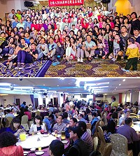 　東莒大浦人異鄉逢歡喜再相聚！相隔數十載，大浦村民首次齊聚一堂，眾人回憶過往、歡喜「攀講」，再次凝聚全村感情。（圖：林金炎提供）