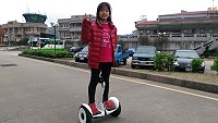 蛇板退流行,北竿學生正在夯最新的平衡車。(圖/文:陳鵬雄)