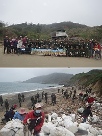 莒光鄉公所及莒光守備大隊弟兄共同清除東莒后澳沙灘大量漂流木、保麗龍等海漂廢棄物。(圖:莒光鄉公所環保課提供)