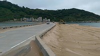 改善塘后道積沙問題,鄉公所僱用怪手降低沙灘高程。(圖/文:陳鵬雄)