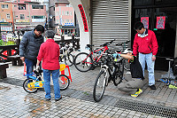 　馬祖自由車委員會邀請專業技師台中久大單車生活館林建明為地區車友進行「單車健檢」，只要有堪用零件，馬上妙手回春讓愛車可以繼續奔馳，也不忘教導車友們正確的行車觀念及簡易的保養常識。（圖／文：曹重偉）