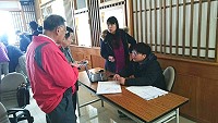 地政所下鄉服務12日到莒光,對尚未完成土地總登記測量指界糾紛辦理善意協調,並進行說明及協調。(圖:友誼山莊提供)
