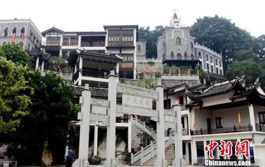 「左營佐贏」園區起自船政文化博物館,依馬限山而建,佔地約13畝、建築面積約4200平方米,是一條具有船政特定歷史時期(1866年∼1920年)風格的街區。民宅、教堂、名人故居、亭、台、樓閣和當時在馬尾出現的英、法建築錯落山道。 記者劉可耕 攝 詳全文 「左營」遇上自貿區 福州船政文創開建「小台灣」-兩岸新聞-新浪新聞中心 http://news.sina.com.tw/article/20160413/16819684.html