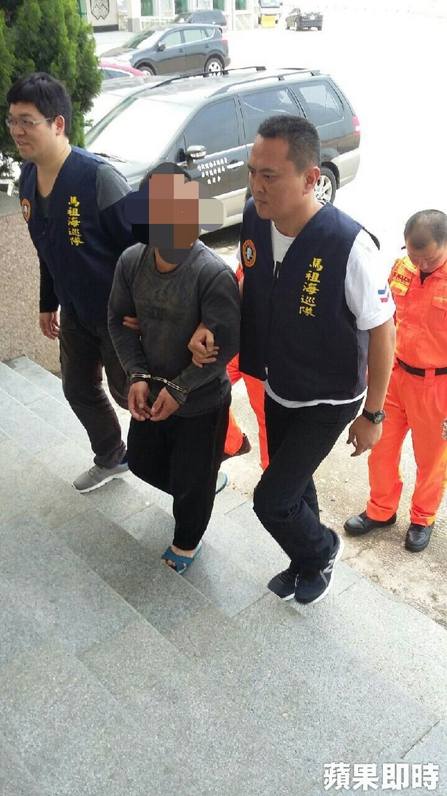 陸男駕船非法入境,為採取貝類被逮。馬祖海巡隊提供