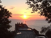 　津沙55據點青年旅館擁有無敵海景及觀賞夕陽、夜間藍眼淚地點，並即起先開放6月以後訂房。（圖／No.55 Hostel - 55據點）