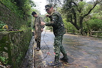 　文化路下志清段水溝中清除數捆廢電纜。（圖／文：陳玉笈）