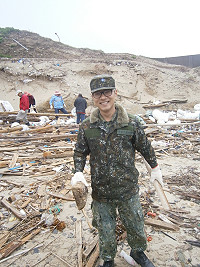 　笑容開朗的承斌在淨灘活動中也積極投入。（圖／文：趙逸翔）