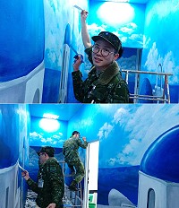 (圖上)莒光守備大隊一兵莊友惟,對這次美工團隊的畫作感到自豪。(圖下)美工團隊進駐北竿迎賓館,用心彩繪壁畫的每個細節。(圖/文:陳又傑)