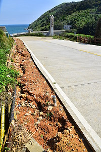 　受到連日豪雨影響，東引東湧水庫附近路段，土壤流失嚴重。（圖／文：陳其敏）