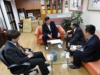 外交部日本福岡代表處處理同胞因震災受困求援未予協助,卻由大陸救援脫困,立委陳雪生表達強烈不滿,20日約見並要求外交部作檢討報告懲處。(圖:陳雪生國會辦公室)