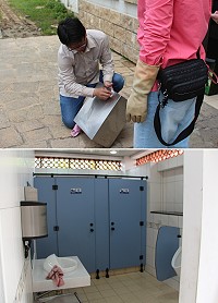 遠隆國際專員代表21日上午在介壽村山隴澳口公園公廁外講解清潔方式。(圖/文:吳嘉榮)