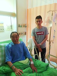 東引91歲老榮民「鄭隊長」身體不適,東引指揮部派遣一位士兵陪同搭船、搭機到三軍總醫院就診。手術治療後,「鄭隊長」復原狀況良好。(圖:民眾提供)
