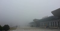 週末濃霧,南北竿機場全天關場,立榮估計約495人滯留馬祖。(圖:本報編輯部)