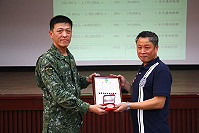 　參謀長王少將代表防區致贈感謝狀給曹股長表達謝意。（圖／文：呂鎮宇）