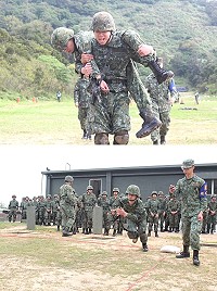 (上圖)傷患運送得將人扛起,需要相當的技巧與力量;(下圖)測驗一開始弟兄們便全力以赴向前衝刺。(圖/文:邱毓凱)