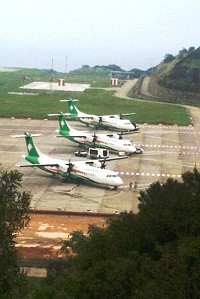 昨日下午南竿天氣好轉,立榮航空進行搶飛同時進行「北機南降」,機場停機坪最多一次停滿3架飛機,忙翻機場人員。(圖:本報編輯部)