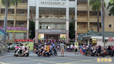 立法院院會今上午三讀通過「國民教育法」第十條修正案,規範國中、小應設置人事、主計單位,但規模較小卻未設專責單位的學校,由地方政府人事、主計機關指派所屬機關、學校專任人事,經機關辦理相關訓練合格的職員兼任。(資料照,記者王俊忠攝)