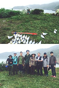 建設局一行昨天前往北竿高登、鐵尖島燕鷗保護區,分別進行監視系統檢測,除草、棲地整理及假鳥放置作業。(圖:建設局提供)