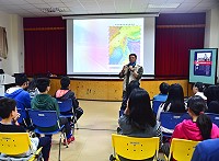 　「走海人聲」關懷馬祖公益講座，王武郎跟東引國中小師生分享環境教育理念。（圖／文：陳其敏）