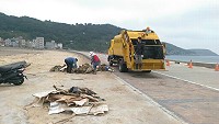 為維護塘后沙灘清潔,公所僱用5名臨時清潔工專司沙灘環境整理工作。(圖/文:陳鵬雄)