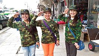 3位來自台北的好姊妹,一同組成「女兵團」,擺出敬禮姿勢。(圖/文:楊凱棻)