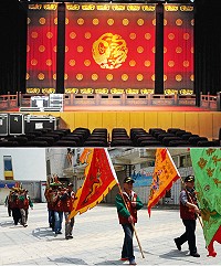 芹壁素人御甲戲園將於4月29日至5月1日在南竿介壽堂演出,戲園成員們昨天搭船來到南竿準備演出事宜,介壽堂舞台佈置也已經完成;縣府文化局與北竿鄉公所規劃交通接駁方案歡迎北竿鄉親多加利用。(圖/文:曹重偉)
