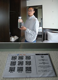 (上圖)日光海岸老闆劉浩晨展示房間內的玻璃水瓶,以可重複使用的水瓶取代保特瓶,減少垃圾量。(下圖)老闆劉浩晨正在設計研發的QR Code電子書單。(圖/文:楊凱棻)