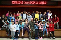 荒野保護協會資深講師王武郎與北竿三校師生分享海洋生態教育的重要性。(圖:塘岐國小)