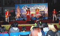 大台風樂團以伍佰的「愛你一萬年」作為開場,High翻馬港廣場。(圖/文:楊凱棻)