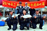　第二屆東引利隆盃磯釣邀請賽，冠軍林明宏（中），亞軍黃軍翔（右）、季軍曹聖欽。（圖／文：陳其敏）