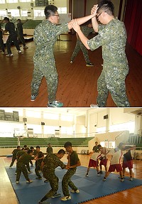 上圖:「前抓髮反擒法」教學示範。下圖:弟兄們認真的演練教練傳授的技法。(圖:徐仲博/文:許銘偉)(圖:徐仲博/文:許銘偉)
