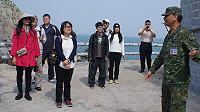 　政戰處長為校長們解說菜浦澳據點著名的地質特色。（圖／文：汪念瑩）