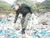 薛維翊在猛澳港上淨灘。(圖/文:趙逸翔)