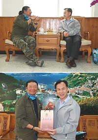 王武郎於昨日下午1時前往縣府拜會縣長劉增應,兩人對談熱烈,分別提出自己對於走在馬祖土地上的體悟和展望。會談之後,縣長劉增應致贈元尊陳高給王武郎當作見面禮。(圖/文:楊凱棻)