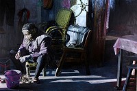 曹楷智作品《削蕃薯的阿嬭》榮獲105年全國美術展銅牌獎殊榮。(圖:曹楷智提供)