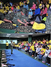 塘岐國小師生慶祝母親節並配合全民國防教育宣導,首度進行室內電子靶場射擊體驗。(圖:塘岐國小提供)