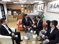 陳雪生4日特約見國防部後勤次長室後管處處長周一新要求儘速研議軍機C130支援馬祖航班。(圖/陳雪生國會辦公室)