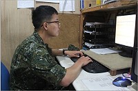 認真的松柏最帥氣。 (圖/文:邱毓凱)