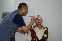 　工作人員正為陳天歲畫上臉譜。（圖／文：楊凱棻）
