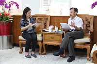 　縣長劉增應接受《跟著董事長遊台灣》雜誌記者專訪，為遊客說明東引和莒光的特色。（圖／文：吳嘉榮）