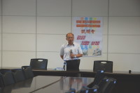 　台東女中校長曹學仁抵馬說明107學年度即將上路的12年國教課綱和舊課綱之不同，強調培養學生「適性揚才」為新課綱之目的。（圖／文：楊凱棻）