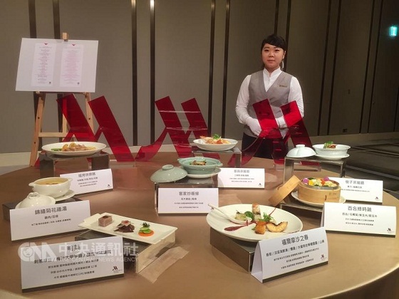台北萬豪酒店11日對外展示第十四任總統副總統就職國宴菜色,材料嚴選本地食材,發揮本土特色。(中央社記者王飛華攝)