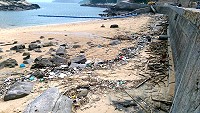 　近日大量海漂垃圾入侵地區澳口，清潔人力全數投入淨灘。（圖／文：陳鵬雄）