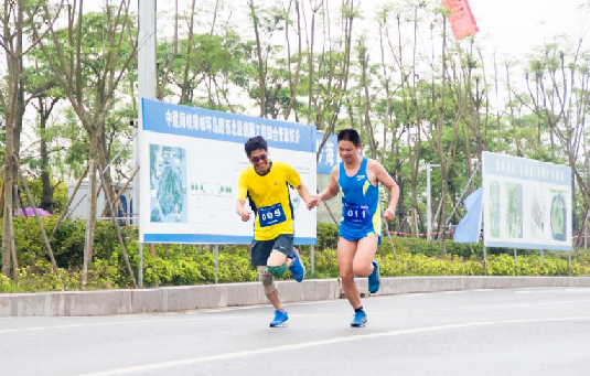 兩馬體育聯誼賽14日越野路跑,馬尾黃姓跑者牽著馬祖劉用祿(左)一起達陣,現場響起最溫情的掌聲。(圖/馬尾新聞網)