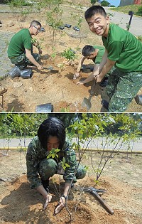 (圖上)邦昱洋溢著笑容為自己種下的杜鵑花命名。(圖下)細心地栽種每一株杜鵑花。(圖/文:簡廷哲)