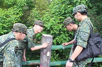 　岳文為弟兄解說螳螂卵鞘的孵化過程。（圖／文：邱毓凱）