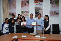 　香港城市大學教授景祥祜和6位建築系學生，並致贈馬管處長王忠銘香港燈塔紀念郵票，包括文化局長吳曉雲也特地撥空出席。（圖／文：楊凱棻）