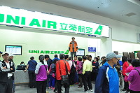　不滿班機運能不足且候機現場無相關出面說明，林姓旅客2度霸占櫃台時間長達1個小時。（圖／文：馮紹夫）